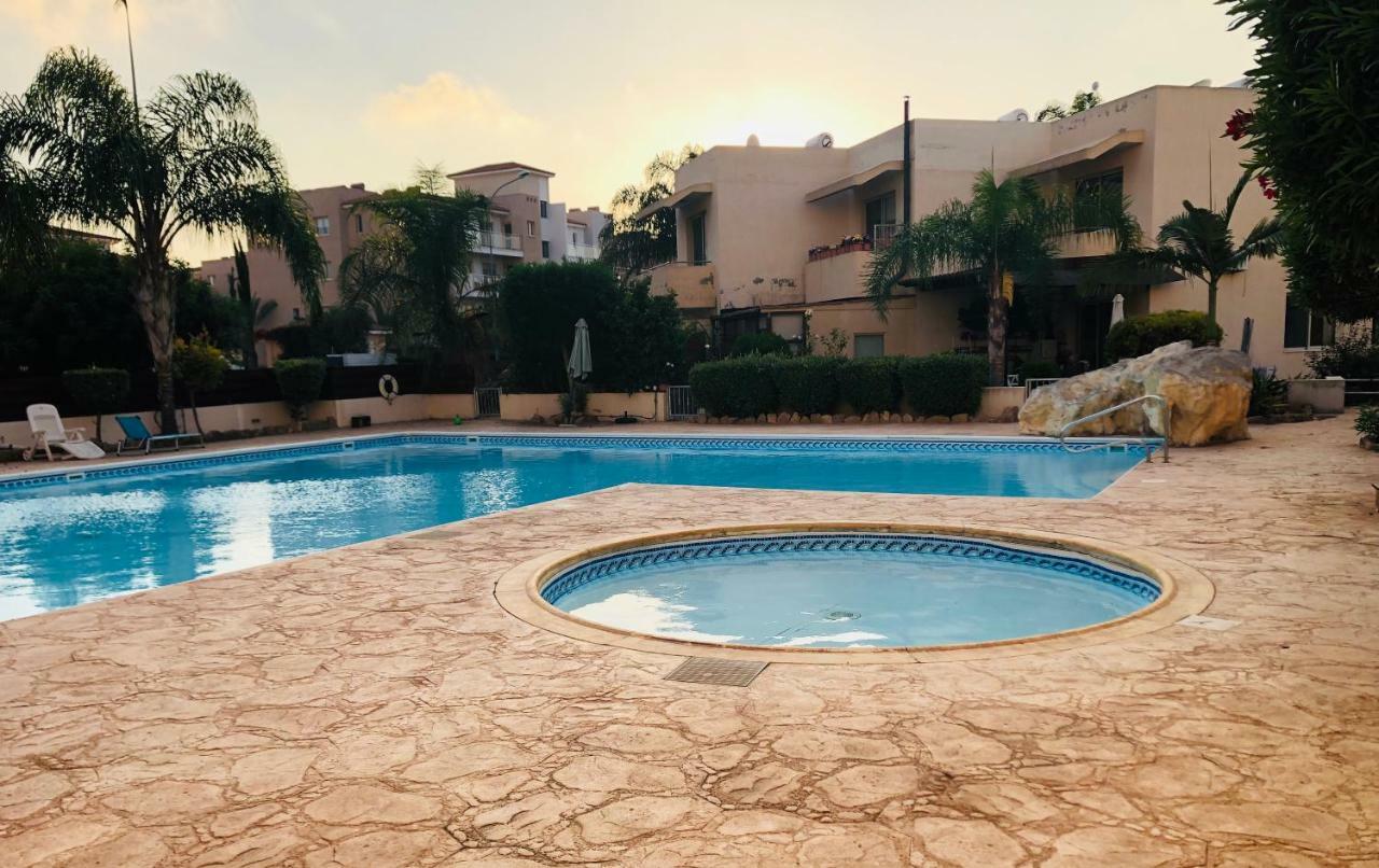 Private Apartment At Aristo Universe III With Pool Paphos Bagian luar foto